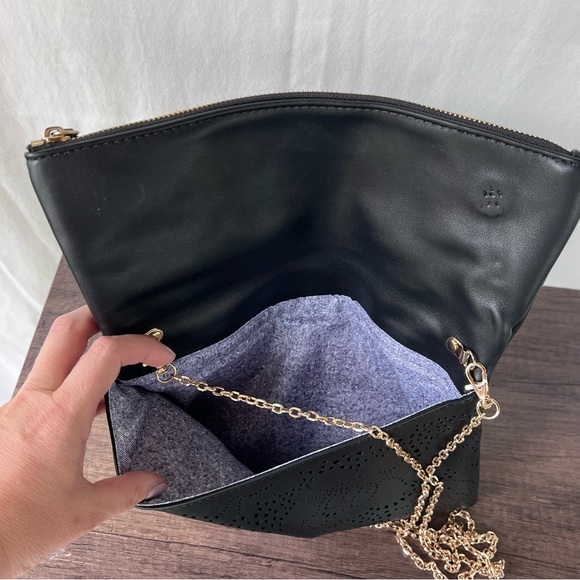 Urban Expressions Black Flower Design Detailed Locket Clutch w Gold Chain Strap - Picture 6 of 8